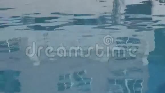 房子外面水的倒影视频的预览图