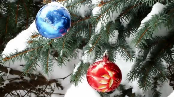 雪和圣诞装饰品视频的预览图