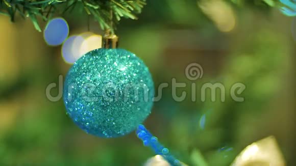 圣诞球挂在树枝上的圣诞节和新年装饰眨巴一下加兰圣诞树灯闪烁视频的预览图