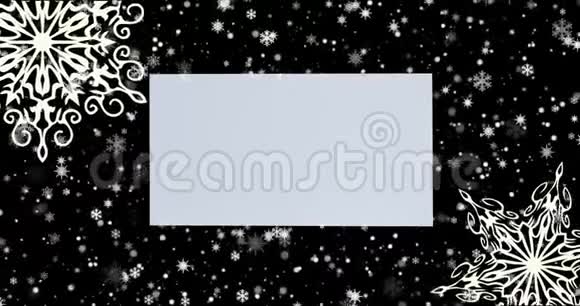 黑色背景上有雪花的圣诞节背景顶部视图与字母和复制空间视频的预览图