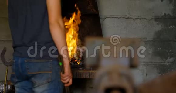 女金属匠用火加热马蹄铁视频的预览图