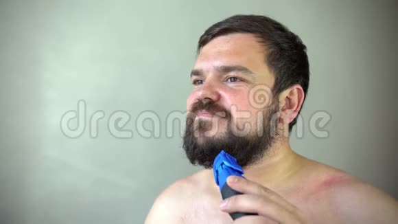 他开始用剃须刀刮胡子视频的预览图