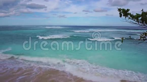 印尼巴厘岛绿松石海景海浪大视频的预览图