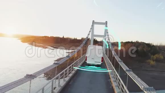 自动电动汽车半卡车在高速公路上行驶带有技术辅助跟踪信息显示详细信息视频的预览图