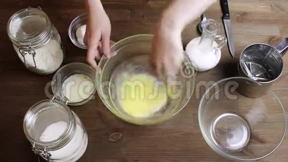 4K时间推移烹饪松饼添加和混合面粉牛奶油糖视频的预览图