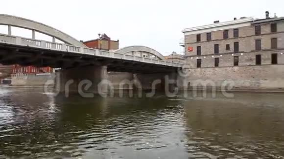 桥梁和旧建筑物的控制运动盘视频的预览图