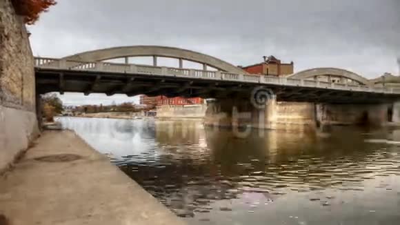 4K超高清桥梁及旧建筑物的控制运动时间推移视频的预览图