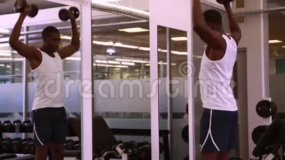 健身男子举哑铃照镜子视频的预览图
