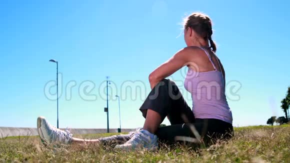 活跃的女人在跑步前伸展身体视频的预览图
