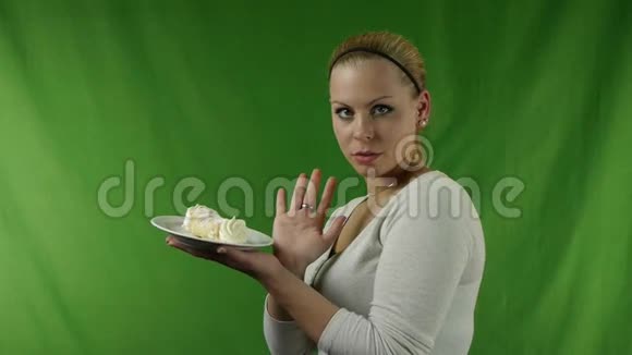 女孩拒绝吃甜奶油角视频的预览图