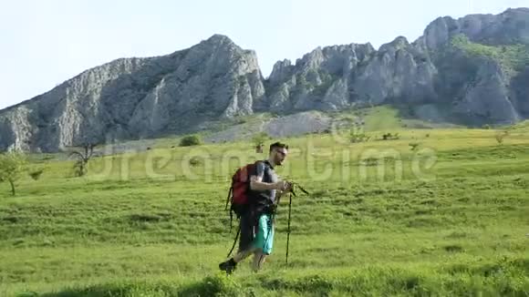 在山上徒步旅行的人视频的预览图