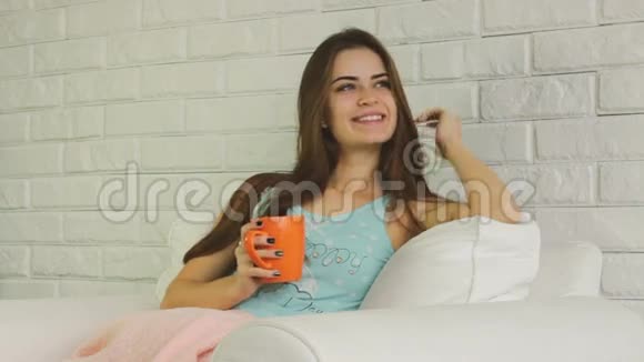带着咖啡或茶的美女画像视频的预览图