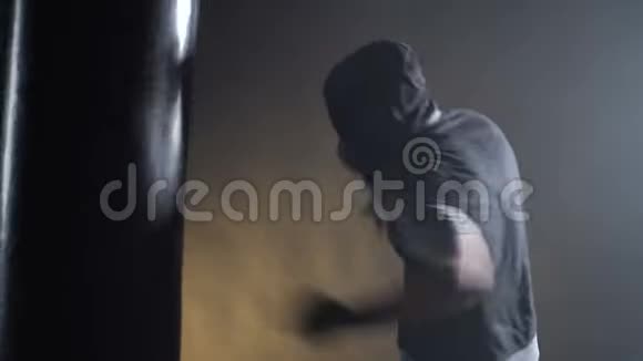 健身房的拳击手训练视频的预览图