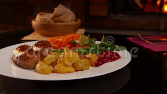 盘子里有烤香肠和番茄酱蔬菜视频的预览图