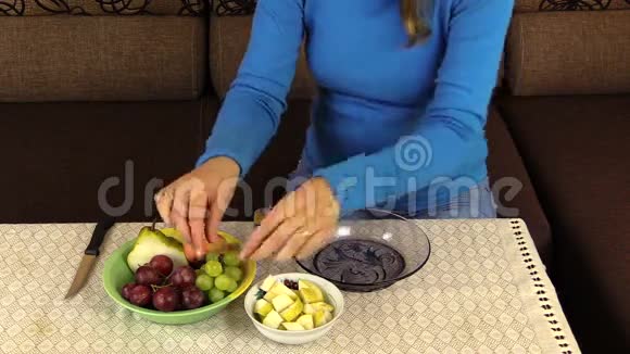 孕妇手把葡萄水果放进盘子里视频的预览图