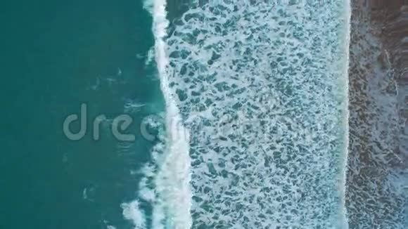 空中无人机拍摄的海浪撞击海岸的画面视频的预览图