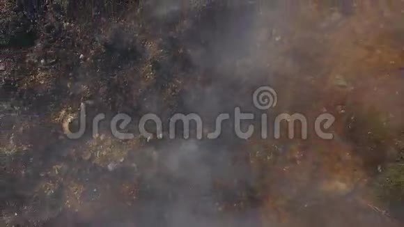 燃烧堆产生烟雾视频的预览图