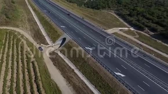 穿过葡萄园的高速公路视频的预览图