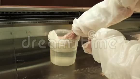 清洗液中清洗布的润湿视频的预览图