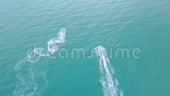 海上喷气滑雪的空中景观视频的预览图