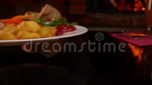 盘子里有烤香肠和番茄酱蔬菜视频的预览图