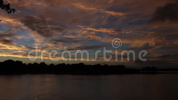 德克萨斯州路易斯维尔湖的日落视频的预览图