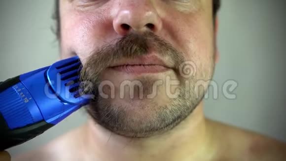 他开始用剃须刀刮胡子视频的预览图
