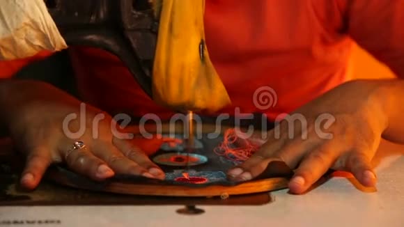 印度男人在车间用缝纫机缝纫视频的预览图