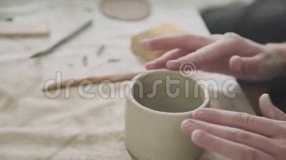 粘土陶工在她的车间里创作工匠制作陶器视频的预览图