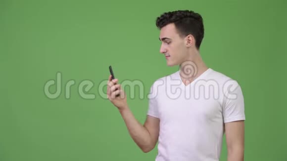 年轻帅哥视频通话显示电话视频的预览图