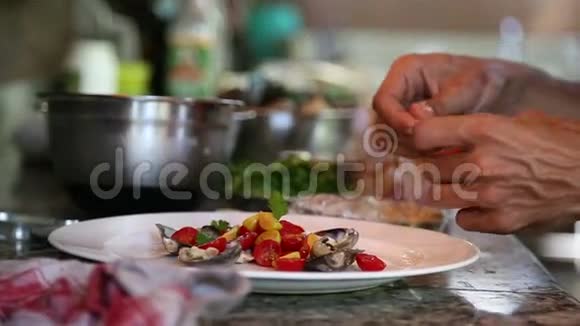 在厨房桌子上准备本地食物的人视频的预览图