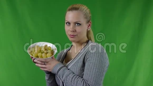 年轻的女人不能吃新鲜的绿色葡萄她笑了视频的预览图