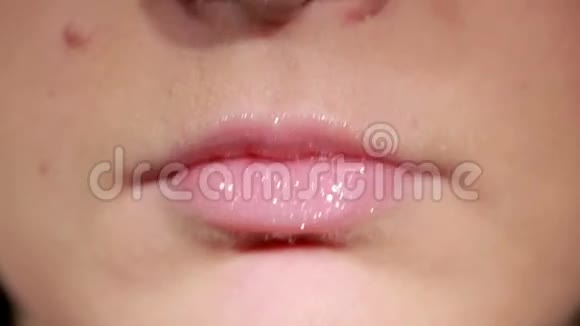 漂亮的粉红色嘴唇和草莓视频的预览图