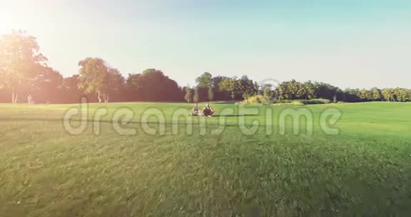 户外绿草上瑜伽4k25fps视频的预览图