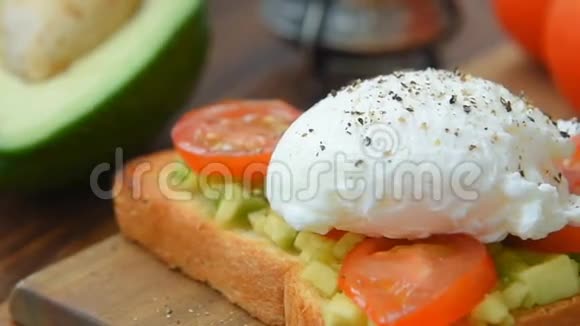 用牛油果烤鸡蛋用橄榄油煮熟视频的预览图