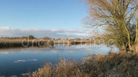 哈维尔河冬季景观一点点太阳和浮冰德国哈维尔兰视频的预览图