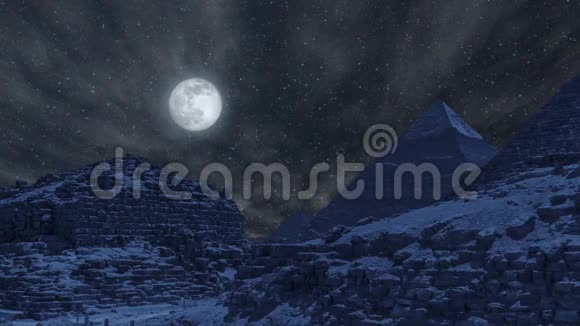 埃及开罗吉萨山谷大金字塔的夜晚时光放大效果视频的预览图