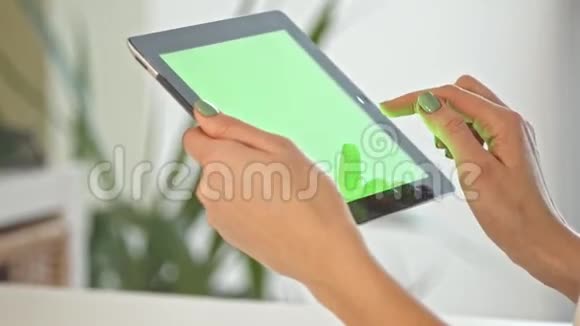 年轻女性使用平板电脑在线购物在家慢动作视频的预览图