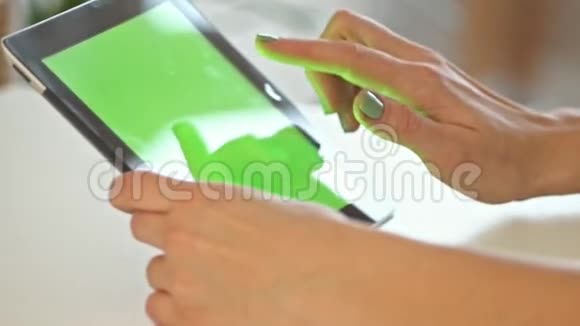 年轻女性使用平板电脑在线购物在家慢动作视频的预览图