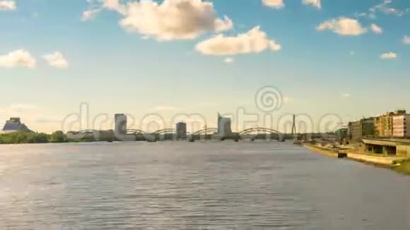 拉托维亚里加的里加河国家图书馆摩天大楼达加瓦河的全景超移视频的预览图