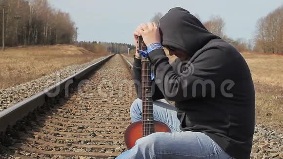 铁路上有吉他的压力男人视频的预览图