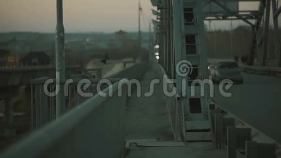人爬上桥上的钢结构视频的预览图