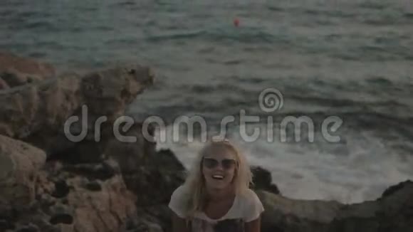 海上日落时的浪漫女孩视频的预览图