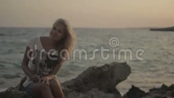 海上日落时的浪漫女孩视频的预览图