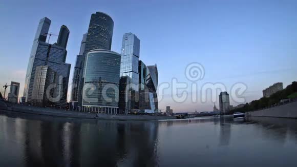 莫斯科国际商务中心莫斯科城巴格拉夫大桥和世界贸易中心日落视频的预览图