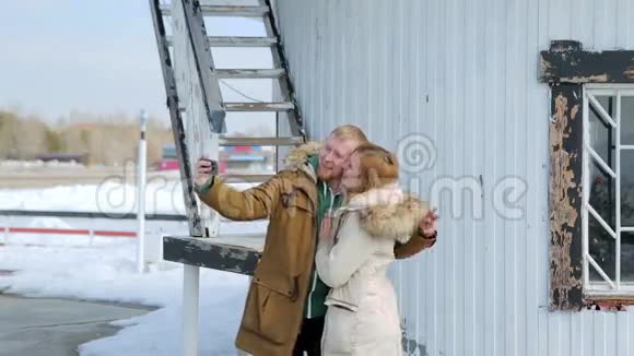 年轻夫妇穿着夹克拥抱在一起视频的预览图