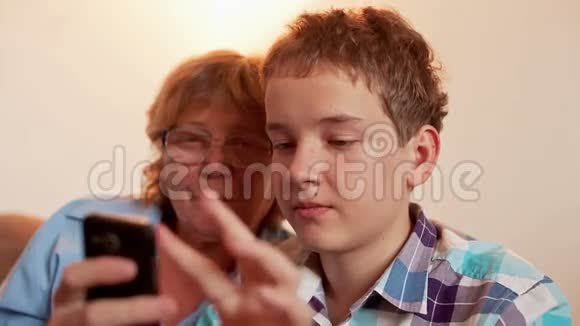 年轻人和老年人学习智能手机视频的预览图