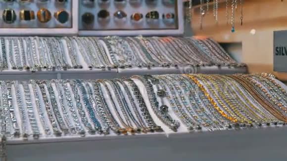 橱窗上银制的珠宝视频的预览图