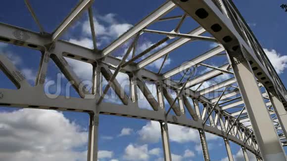 天空背景下桥梁的金属结构视频的预览图