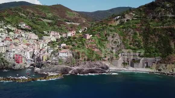 意大利CinqueTerre的Riomaggiore鸟瞰图视频的预览图